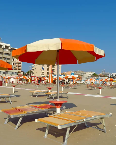 Rimini - pomarańczowy parasole i leżaki — Zdjęcie stockowe