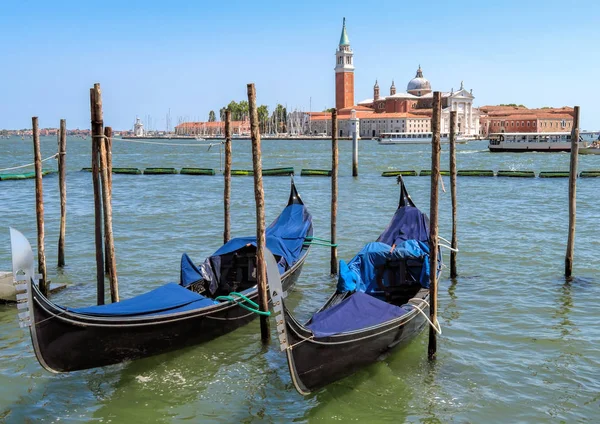 Venedik - Saint Mark kare tarafından demirlemiş gondol — Stok fotoğraf