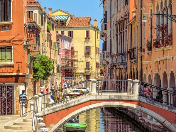 Venecia - Vista desde la calle del agua a los edificios antiguos — Foto de Stock