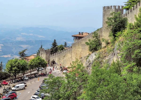 San Marino - vägg av slottet — Stockfoto