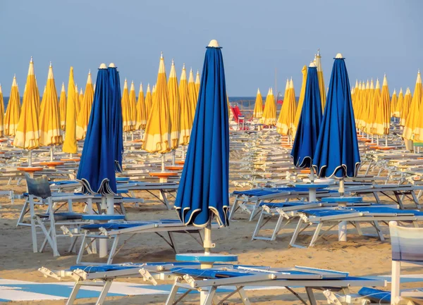 Rimini - niebieskie i żółte parasole i leżaki — Zdjęcie stockowe