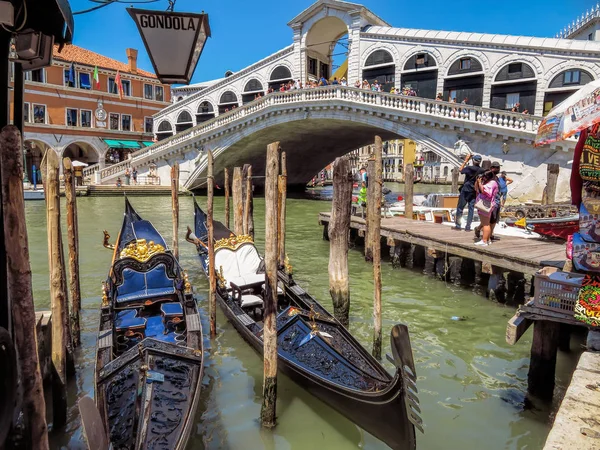 Venezia - Gondole ormeggiate contro il ponte di Rialto — Foto Stock