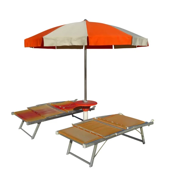 Biało pomarańczowy parasol i leżaki na białym tle — Zdjęcie stockowe