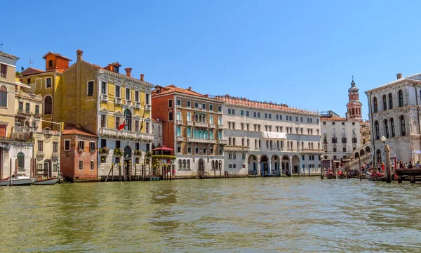Veneza - Vista da rua da água para edifícios antigos — Fotografia de Stock