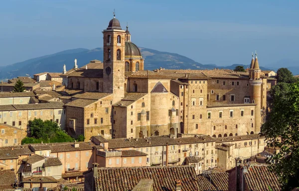 Urbino - panoramautsikt över Ducale Palace — Stockfoto