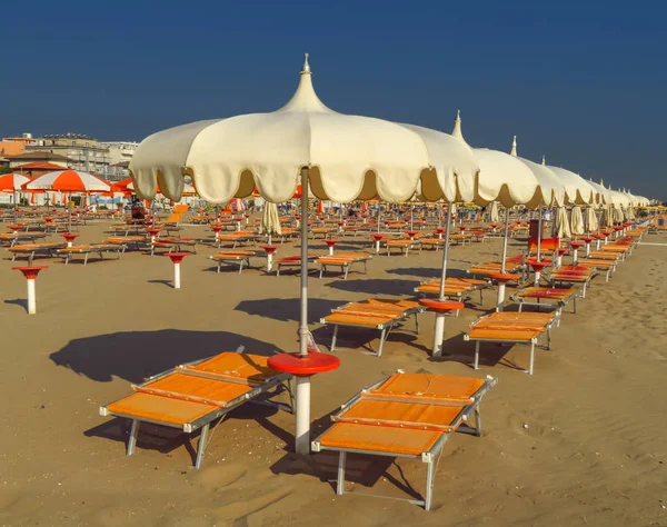 Rimini - białe parasole i leżaki — Zdjęcie stockowe