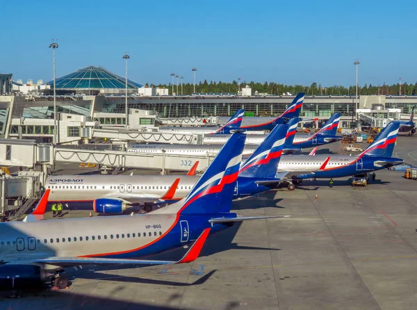 Moskou - een rij van vliegtuigen eigendom van Aeroflot Stockfoto