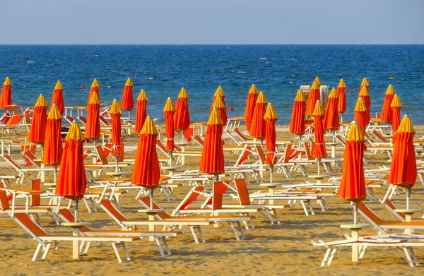 Rimini - turuncu şemsiye ve şezlong — Stok fotoğraf
