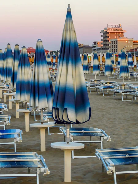 Rimini - biały niebieski parasole i leżaki — Zdjęcie stockowe