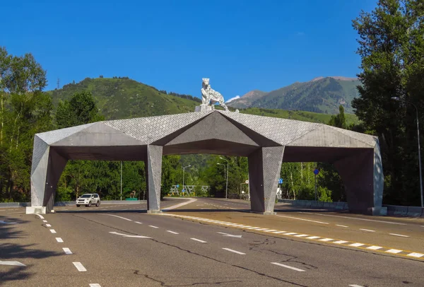 Almaty - Asphalt road to Shymbulak — Stock Photo, Image