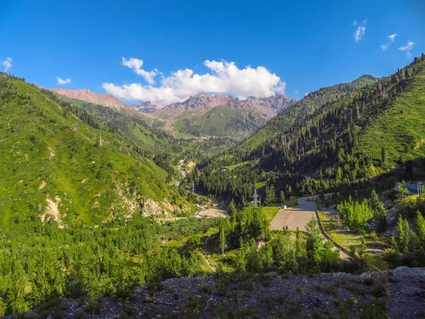 Almatı - dağlar ve Şimbulak Kayak Merkezi — Stok fotoğraf