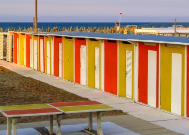 Rimini - sarı ve kırmızı plaj kabinleri