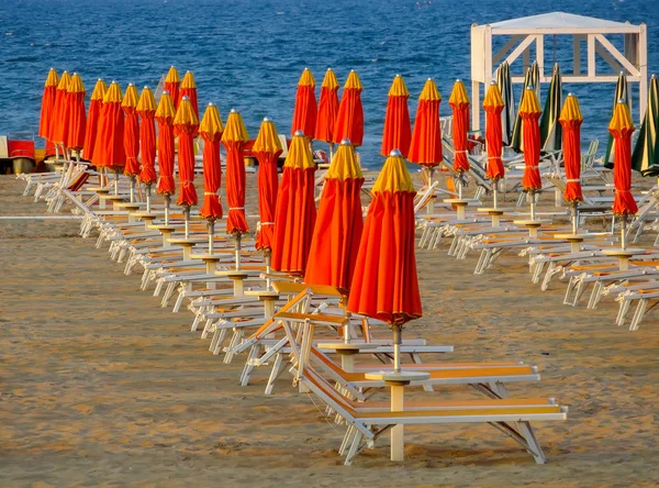 Rimini - piros napágyak és napernyők — Stock Fotó