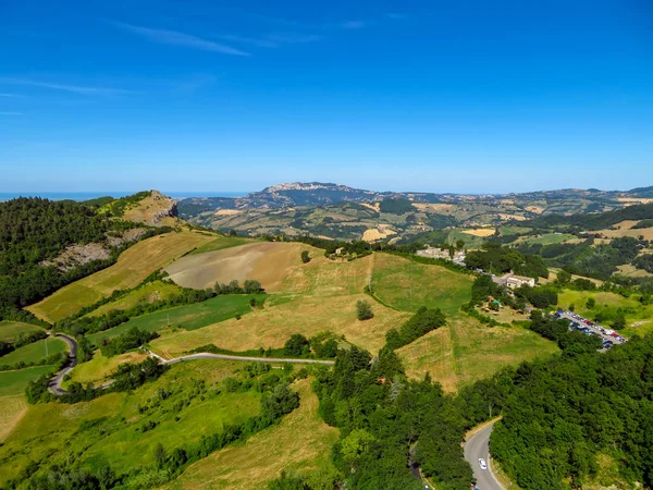 San Leo - utsikt över landsbygden från fästningen — Stockfoto