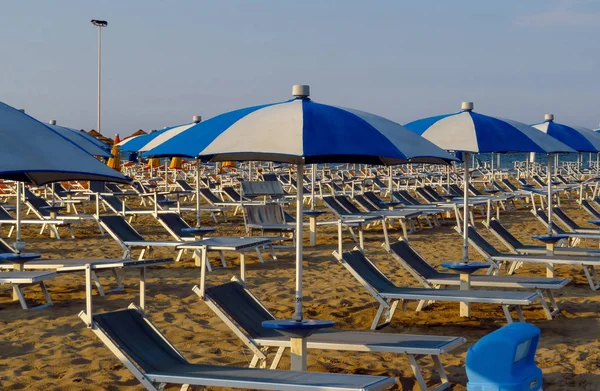 Rimini - biały niebieski parasole i leżaki — Zdjęcie stockowe