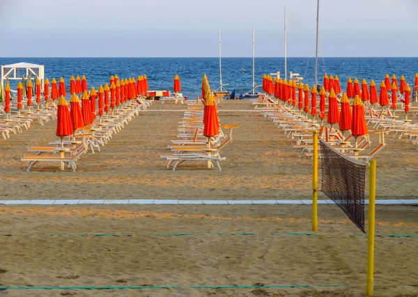 Ріміні - помаранчевий пляжні парасольки і шезлонги — стокове фото