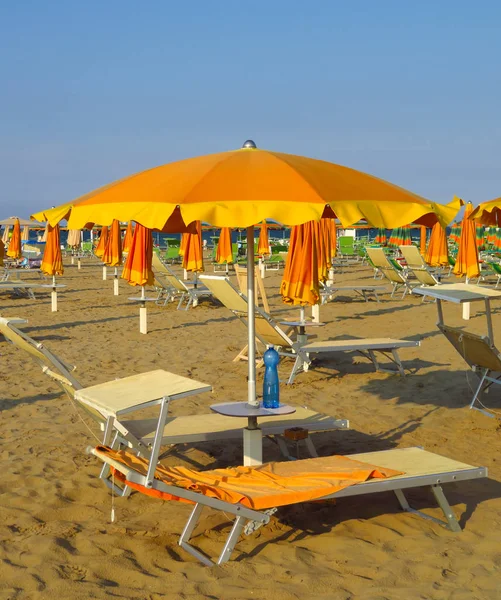Rimini - pomarańczowy parasole i leżaki — Zdjęcie stockowe