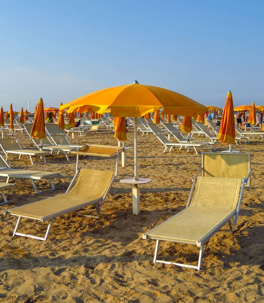 Rimini - Guarda-chuvas laranja e espreguiçadeiras — Fotografia de Stock