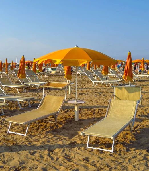 Rimini - Sombrillas y tumbonas naranjas — Foto de Stock