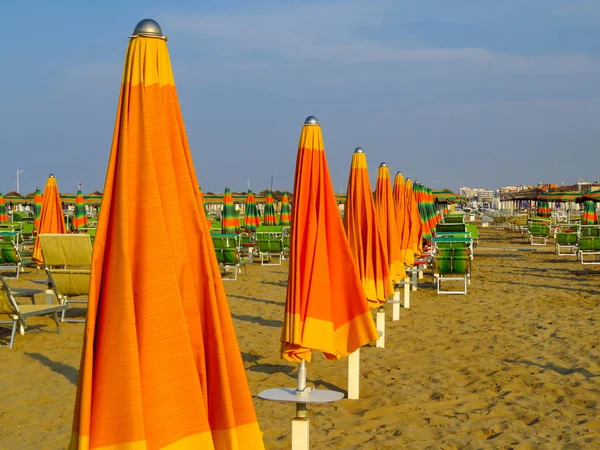 Ρίμινι - πορτοκαλί κλειστό ομπρέλες — Φωτογραφία Αρχείου