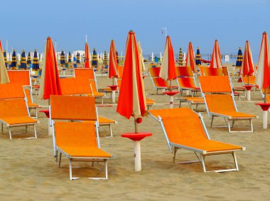 Rimini - beyaz-turuncu şemsiye ve şezlong