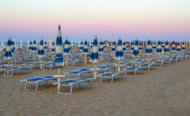 Rimini - beyaz mavi şemsiye ve şezlong