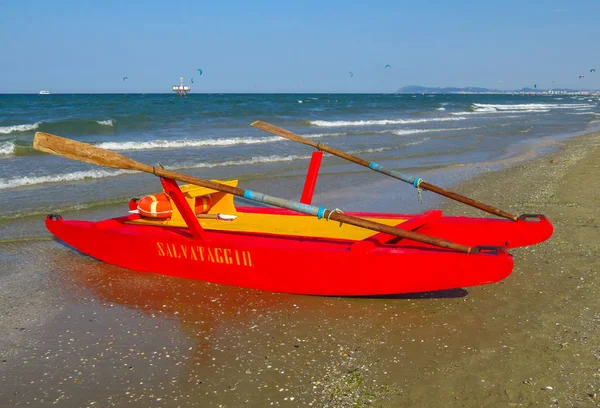 Barca di salvataggio in spiaggia — Foto Stock