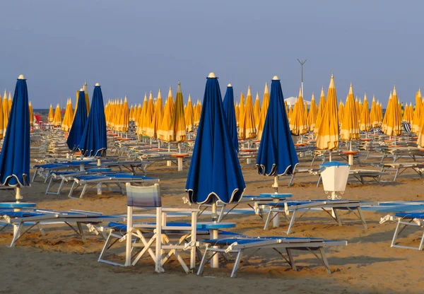 Rimini - Paraguas azul y amarillo — Foto de Stock