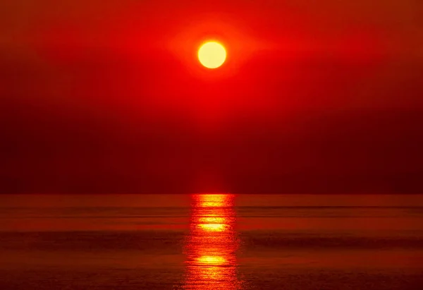 Sunrise su arka plan — Stok fotoğraf