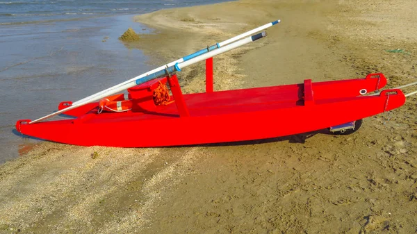 Barco de resgate em uma praia — Fotografia de Stock