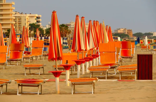 Rimini - Paraguas blanco-naranja y tumbonas — Foto de Stock