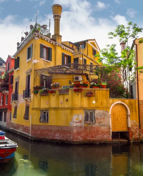 Veneza - Vista do canal de água para edifícios antigos — Fotografia de Stock
