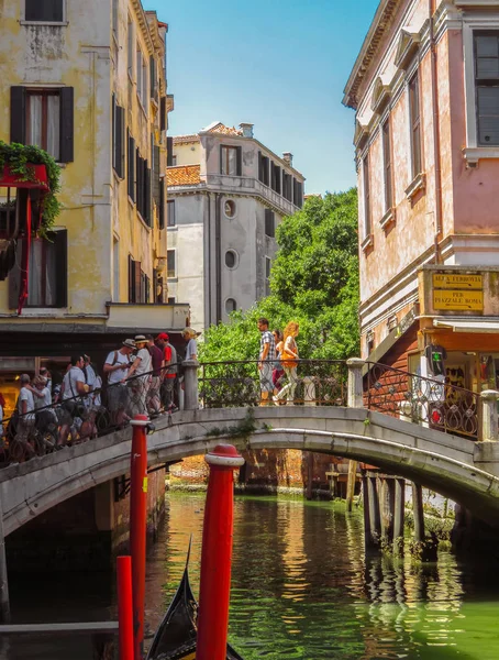 Venezia - Veduta dalla via d'acqua ai vecchi edifici — Foto Stock
