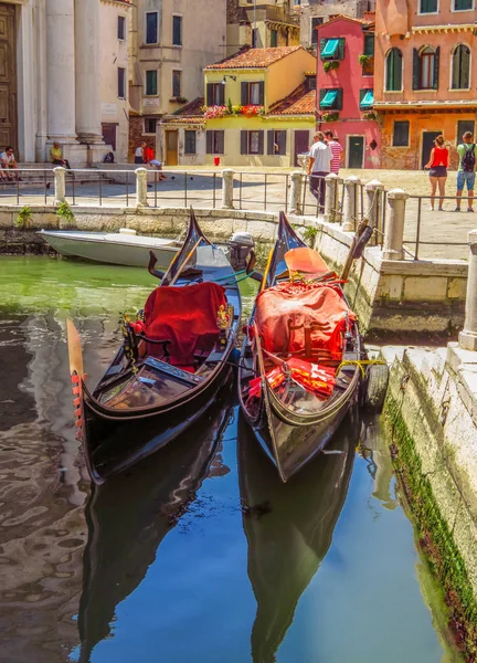 Venezia - Veduta dal canale d'acqua ai vecchi edifici — Foto Stock