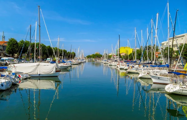 Rímini - Canal con yates y veleros — Foto de Stock