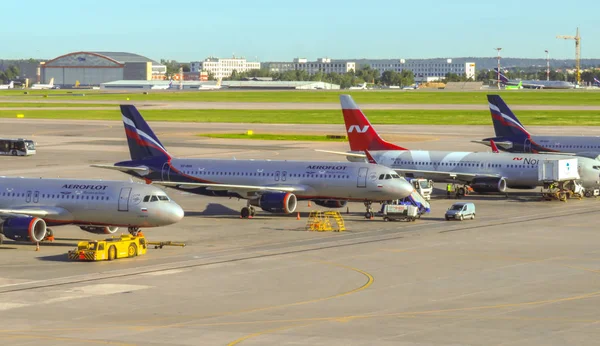 Moscú - Aviones en el aeropuerto de Sheremetyevo — Foto de Stock