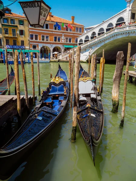 Venezia - Gondole ormeggiate contro il ponte di Rialto — Foto Stock