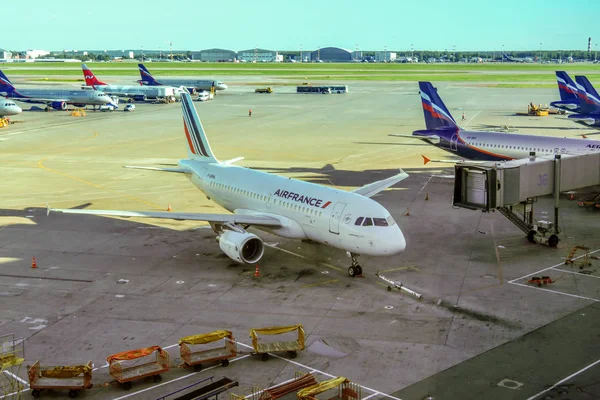 Moskou - vliegtuigen op de luchthaven Sheremetyevo — Stockfoto