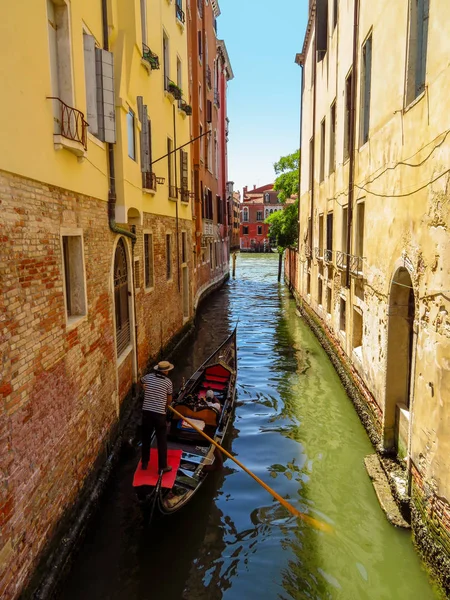威尼斯-水运河旧建筑物之间 — 图库照片