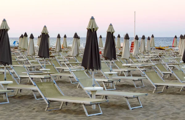 Rimini - czarno-białe ZAMKNIĘTA parasole — Zdjęcie stockowe