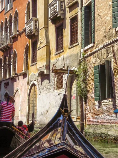 Veneza - Vista da gôndola para edifícios antigos — Fotografia de Stock