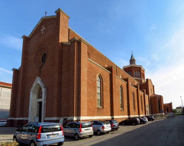 Римини - католическая церковь Сан-Франческо — стоковое фото