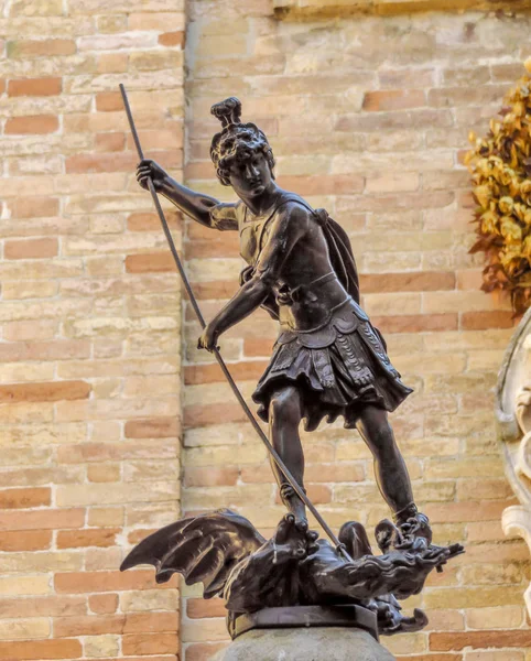 Urbino - Estátua de Bronze de São Crescentino — Fotografia de Stock