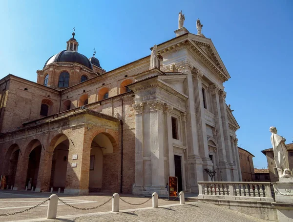 Urbino - uitzicht op de kathedraal — Stockfoto