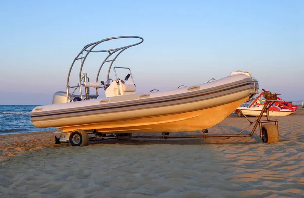 Barco salva-vidas a motor na praia — Fotografia de Stock