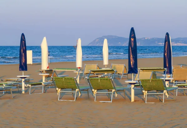 Ріміні - білий і синій парасольки на пляжі — стокове фото