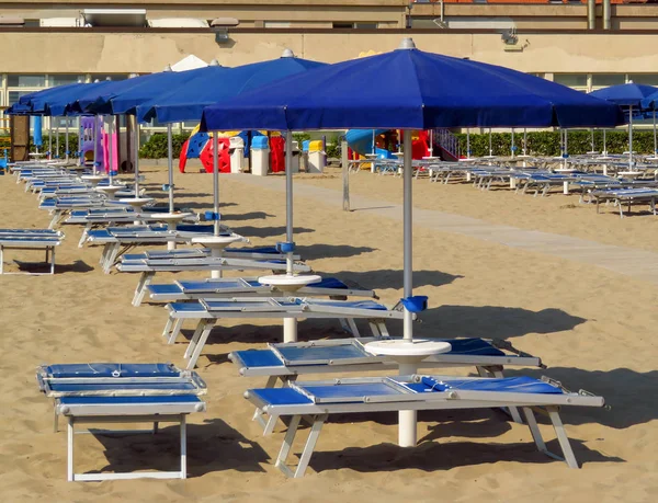 Rimini - Sombrillas azules y tumbonas — Foto de Stock