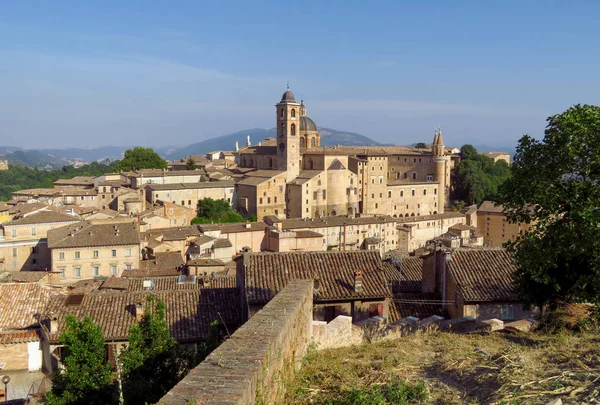Urbino - panoramautsikt över Ducale Palace — Stockfoto