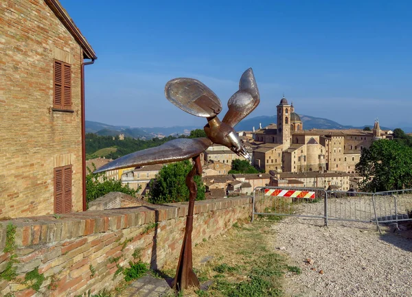 Urbino - skulptur av en järn-fågel — Stockfoto