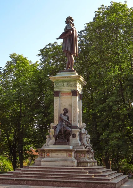 Urbino - Raphael Monument — Stockfoto